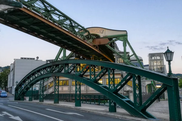 Wuppertalの歴史的な架空路面電車の駅の下の橋 — ストック写真
