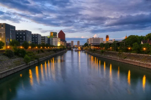 Dış limandan Almanya 'daki Duisburg' un iç binland limanına bakın.
