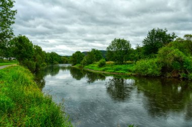 Dattenfeld yakınlarındaki Sieg nehri boyunca yürüyüş yolu.