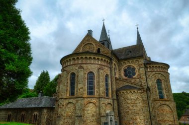 Almanya 'nın Siegtal Vadisi' ndeki Dattenfeld 'deki tarihi bir katedralin arka tarafında.