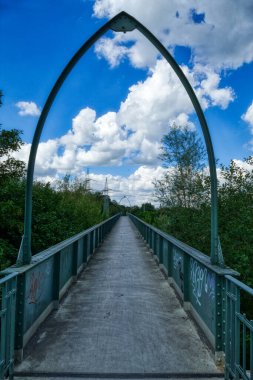 Duesseldorf yakınlarındaki Eller Ormanı 'ndaki yaya köprüsü.