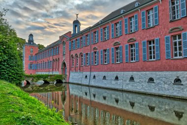 Duesseldorf Kaiserswerth 'deki tarihi kale cephesi ve hendeği