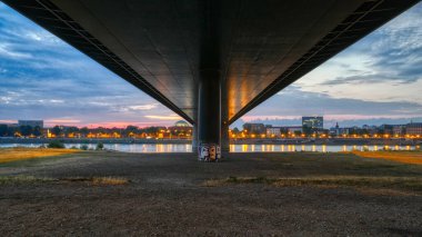Düsseldorf 'taki Oberkassel köprüsünden Ren Nehri' ne.