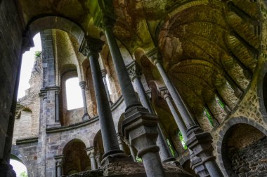 Heisterbach 'taki tarihi Chancel kalıntılarının sütunları.