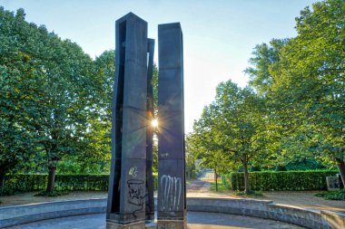 Düsseldorf 'taki bir parkta çeşme ve su ekseni.