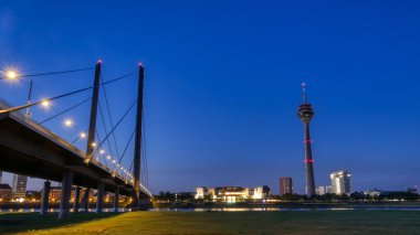 Geceleri Düsseldorf 'taki Skyline ve Rhine Köprüsü
