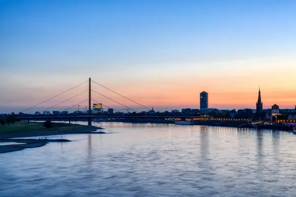 デュッセルドルフのライン川の日の出 — ストック写真