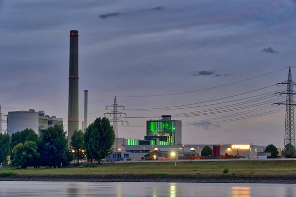 Güneş doğarken Düsseldorf 'ta yeşil gaz santrali