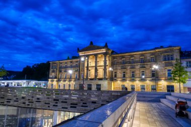 Geceleyin Wuppertal 'daki tarihi tren istasyonu