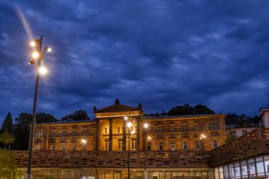 Geceleyin Wuppertal 'daki tarihi tren istasyonu