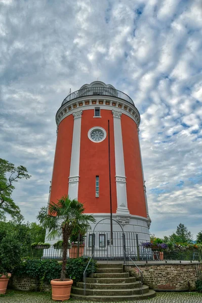 Wuppertal 'daki botanik parkında tarihi bir kule.