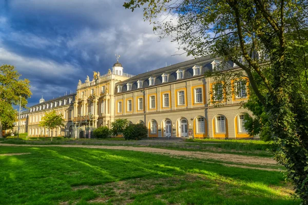 Πάρκο Και Μπαρόκ Κάστρο Στη Βόννη Της Γερμανίας — Φωτογραφία Αρχείου