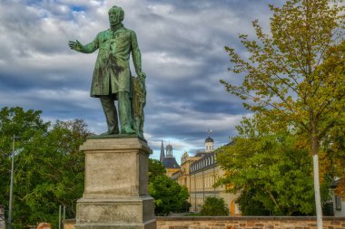 Almanya Bonn 'daki tarihi şato ve heykel