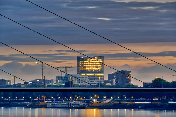 Brücke Und Bürogebäude Düsseldorf — Stockfoto