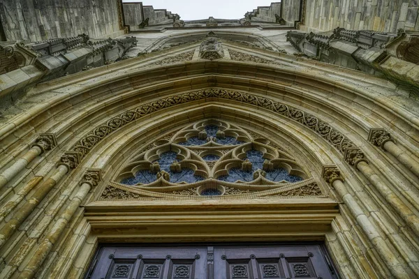 德国比尔贝克一座历史大教堂的大门 — 图库照片