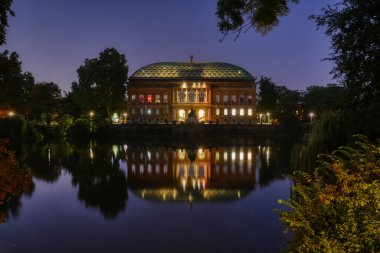 Geceleyin Dusseldorf 'taki halka açık bir parkta tarihi bir müze.