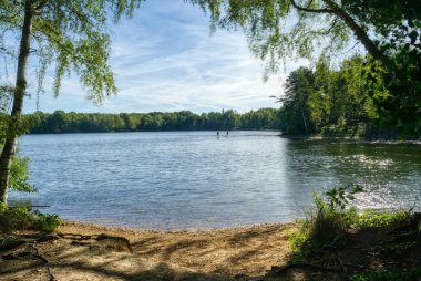 Duisburg 'un altı göl bölgesindeki bir gölde ayakta kürek çekmek.