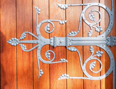 Arka plan veya doku olarak güzel bir menteşesi olan kilise kapısı.