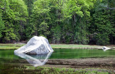 El Capitan yaz akşam sonra günbatımı, sessiz ve durgun su yansıma Yosemite Milli Parkı, kaya yansıtır.