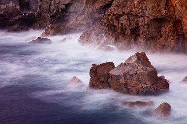 Garrapata State Park, Big Sur gün batımını izlemek planladığımız, ağır bulutlar, Güneş her zaman öğleden sonra gizlenir. Ama biz su ve kayalar ile sahne zevk. 