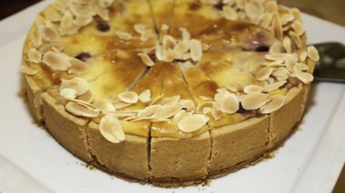 Elma ve badem krema pasta beyaz tabakta yakın çekim