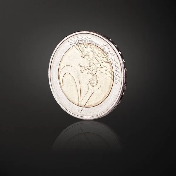 Zwei Euro Münze Symbol Isoliert Auf Schwarzem Hintergrund — Stockfoto