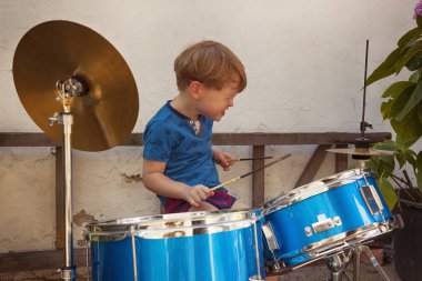 Şaşırtıcı 3 yaşındaki çocuk davulcu oynayan bir rockstar tutum ile