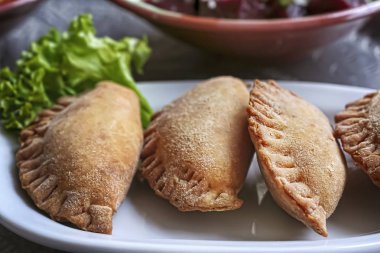 Ev yapımı Empanadas ile marul dolması, latin Amerika mutfağından geleneksel meze