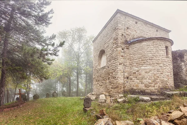 Ancien Monastère Orthodoxe Serbe Djurdjevi Stupovi Dans Brouillard — Photo