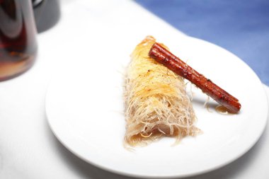 Kadaif Yunan lezzetleri beyaz tabakta tarçın çubuğu ile erişte ile hazır yemek