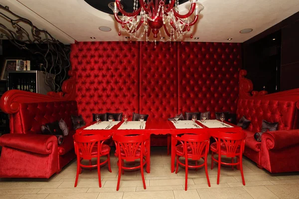 Mesa Vermelha Cadeiras Restaurante — Fotografia de Stock