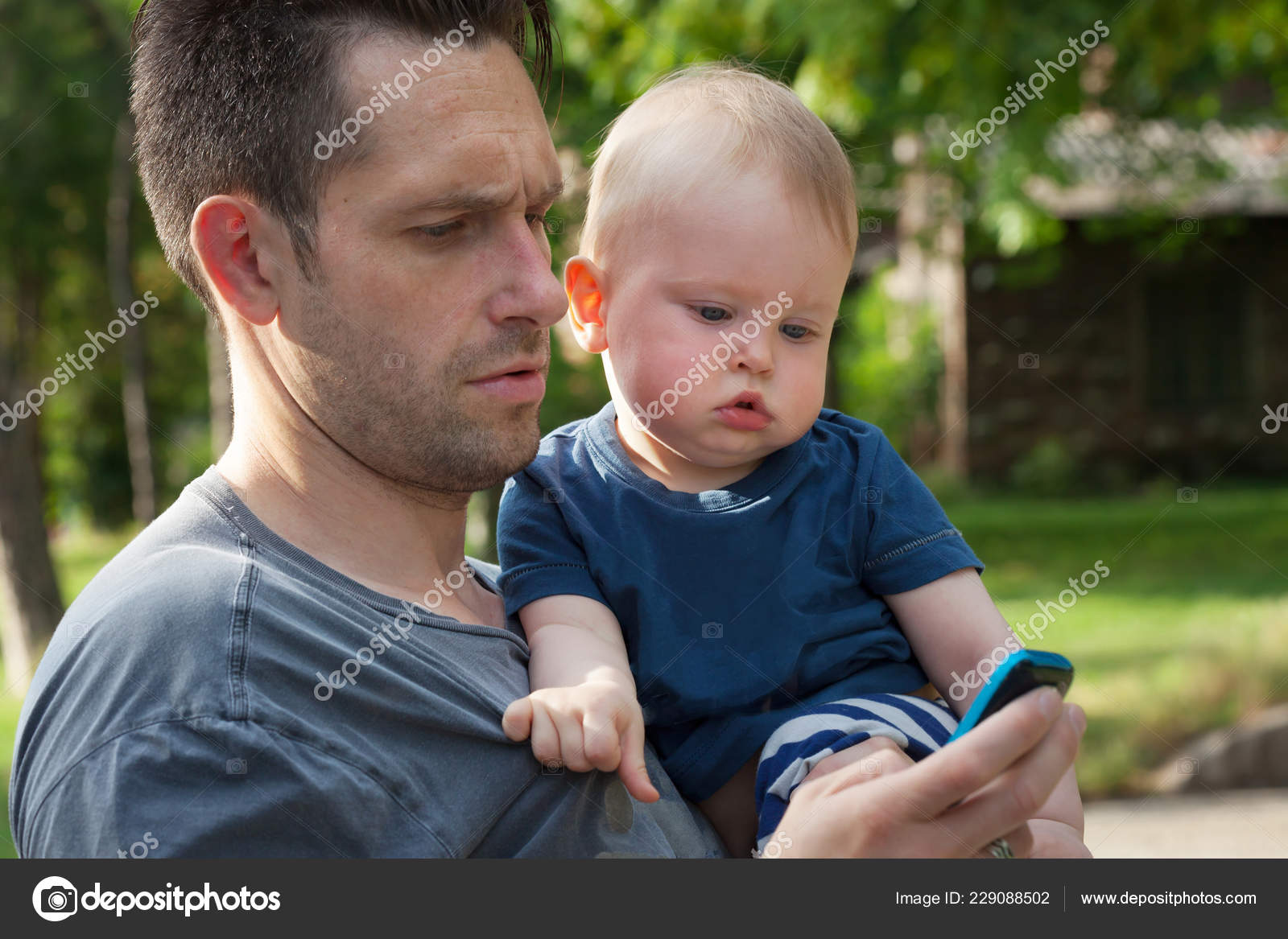 Pere Fils Regardant Telephone Portable S Amuser Parent Celibataire Bebe Mois Image Libre De Droit Par Miriristic Gmail Com C