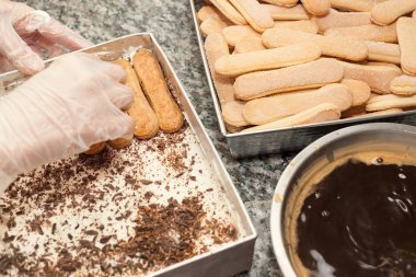 Lastik eldiven Savoyardy bisküvi, büyük kahve pan, yatay, iç katman ekleme tiramisu pasta hazırlık-iki eller