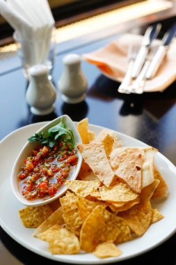 Tortilla domates salsa, dikey, ile whiite plaka restoran servis