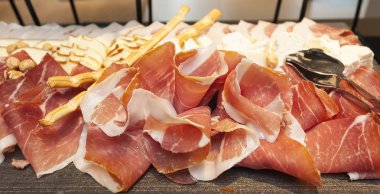 Parma jambon, füme peynir ve ekmek sopa - taze füme dilimleri yakın çekim