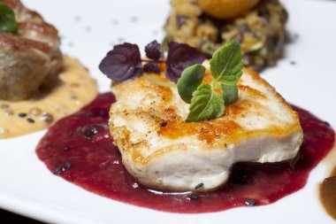 Erik sosu, nane ve siyah susam ile kızarmış levrek