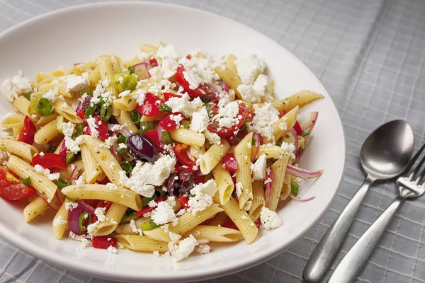 Pâtes Aux Légumes Penne Fromage Poivre Oignon Tomate Cerise Olives — Photo