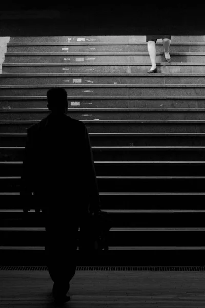 Auf Und Der Bahn Treppe Der Stadt — Stockfoto