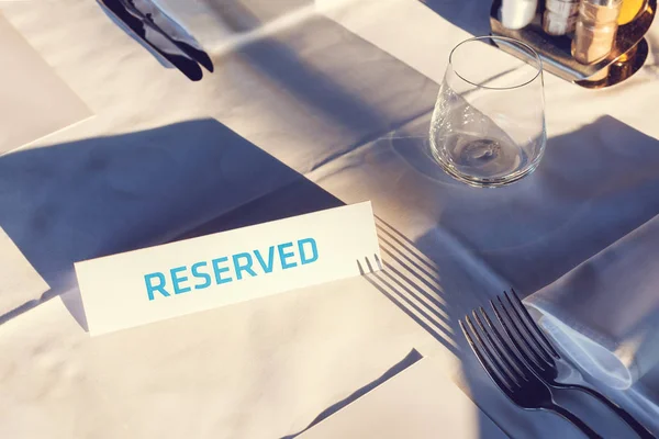 테이블입니다 테이블에 로고입니다 로그인 하십시오입니다 로고와 레스토랑에서 예약된 테이블 — 스톡 사진