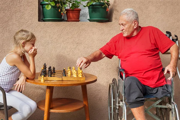 Behinderter Senior Und Seine Schöne Junge Enkelin Spielen Draußen Schach — Stockfoto