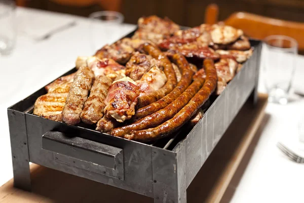 Κρέας Στη Σχάρα Του Μπάρμπεκιου Σερβίρονται Ένα Τραπέζι Στο Εστιατόριο — Φωτογραφία Αρχείου