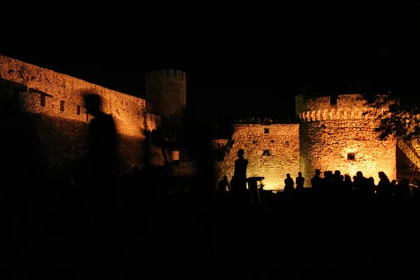 Silueta Gente Reunida Fortaleza Kalemegdan Belgrado Noche Fiesta — Foto de Stock