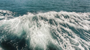 Deniz su yüzeyi beyaz köpük ve dalgalar desen ile