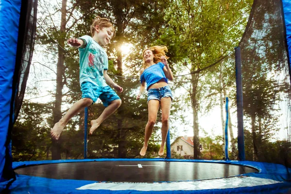 Alleenstaande Ouder Moeder Plezier Met Haar Zoon Trampoline — Stockfoto