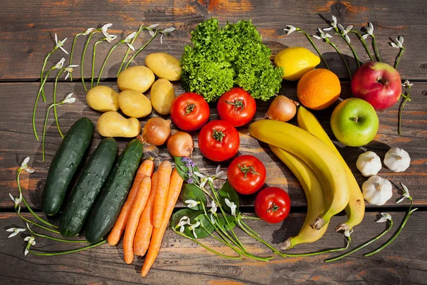 Sonnenbeschienene Auswahl Frischem Gemüse Und Obst Umrahmt Von Schneeglöckchen Auf — Stockfoto