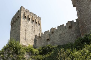 Dışarıdan Ortodoks Manastırı Manasija Sırbistan. Manasija, Resava olarak da bilinir, Despot Stefan Lazareviç tarafından 1418 kuruldu. Kilise Kutsal Üçlü için adanmış.
