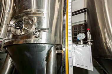 Modern bira bitki Birahane gemiler, küvetler ve çelik borular ile içine bir basınç ölçer, yakın çekim