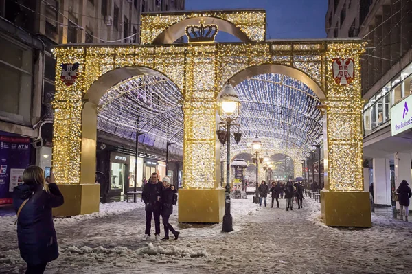 Belgrade, Sırbistan - 15 Aralık 2018: Dekoratif aydınlatma ve Knez Mihailova sokakta Noel tatili sırasında zevk insanlar