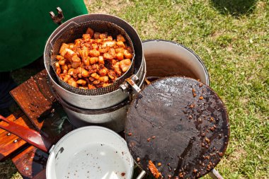 Cracklings hazırlama, sıkma - rustik kırsal özel Cvarci, Sırp geleneksel Şarküteri gıda, göster ona, bir türevi