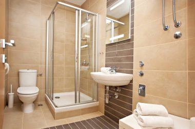 Parlak yeni banyo iç cam yürüyüş duş krem renk döşeme Surround ile